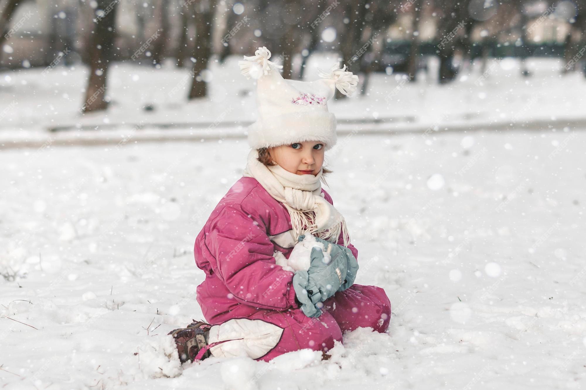 déficit barril Suri Vacaciones de invierno paseos de invierno en el parque cubierto de nieve  niña en ropa de invierno jugando con la nieve | Foto Premium