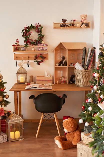 Vacaciones de invierno y vacaciones Fondo de decoración de Navidad y Año Nuevo Árbol de Navidad y juguetes Residencia de Papá Noel Interior del apartamento de vacaciones