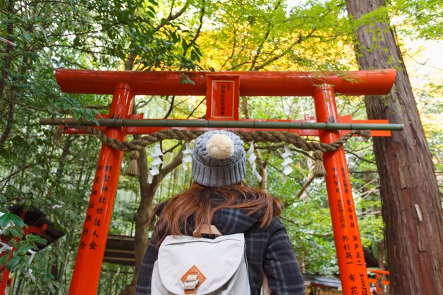 Foto vacaciones de la mochila del viajero en kyoto, japón.