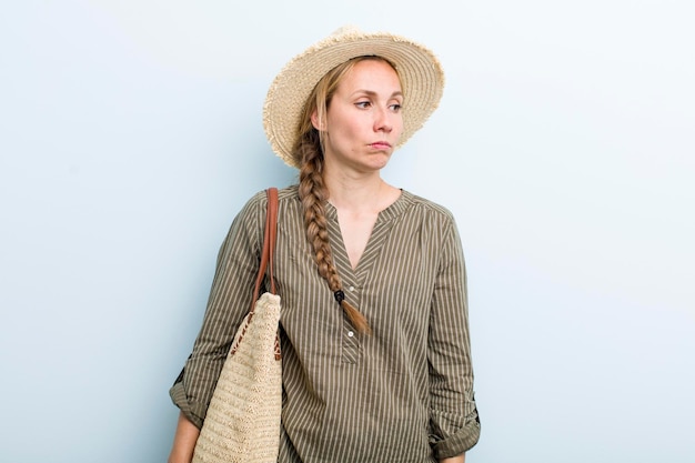 Vacaciones de mujer rubia adulta joven y concepto de verano