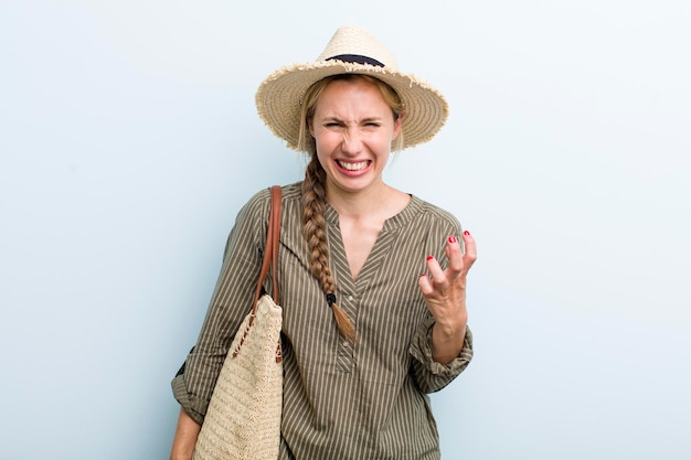 Vacaciones de mujer rubia adulta joven y concepto de verano