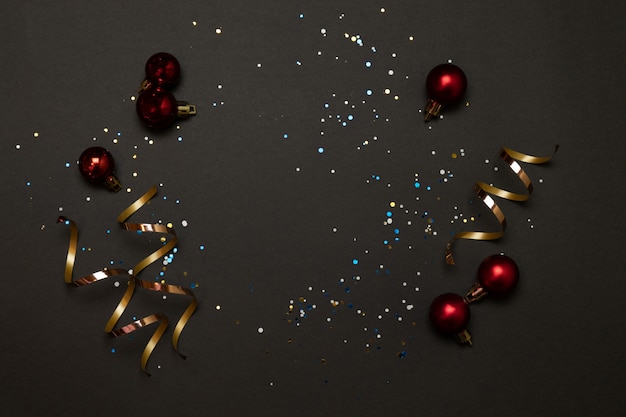 Vacaciones de Navidad adornos decoraciones de moda sobre fondo oscuro. Imagen de banner de borde horizontal.