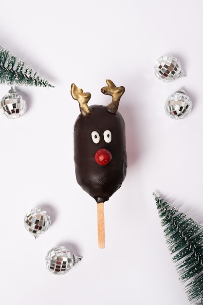 Foto vacaciones de navidad ciervos helados sobre fondo blanco con adornos