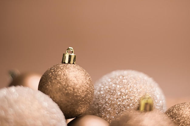 Vacaciones de Navidad y concepto de decoración festiva con adornos dorados sobre fondo beige