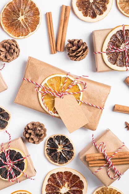 Vacaciones de Navidad sin desperdicio de papel regalo y envoltura de cajas con rodajas de frutos secos, canela y anís