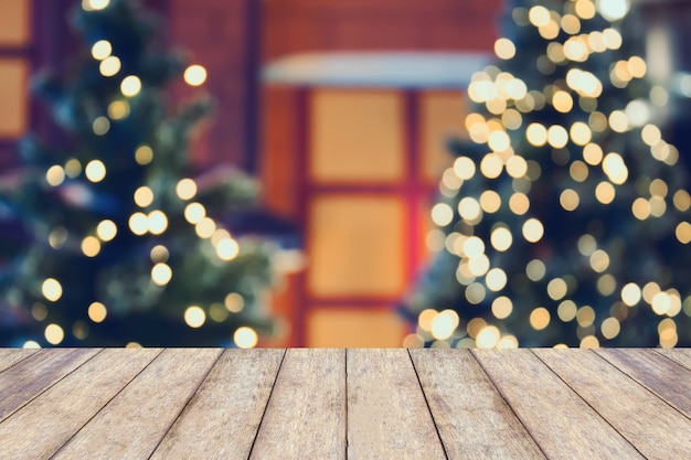 Vacaciones de Navidad con mesa de madera vacía