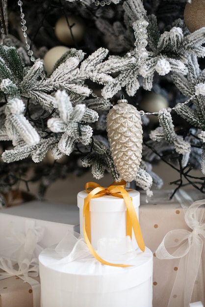 Vacaciones navideñas Cajas navideñas de año nuevo embalaje blanco debajo del árbol de Navidad con regalos