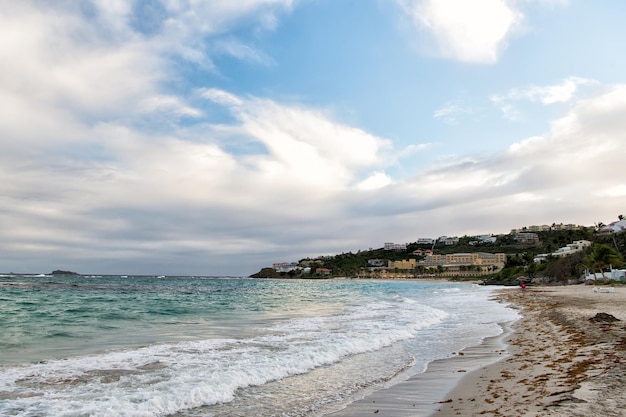 Vacaciones en la playa en el Caribe. Playa del mar en el cielo nublado en philipsburg, sint maarten. Paisaje marino con ciudad en paisaje de montaña, naturaleza. Pasión por los viajes, la aventura y los viajes.