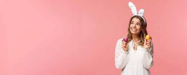 Vacaciones primavera y concepto de fiesta retrato de soñadora tierna jovencita rubia sintiéndose feliz celebrati