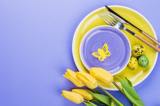 Vacaciones de primavera de fondo. Mesa de Pascua con tulipanes de primavera