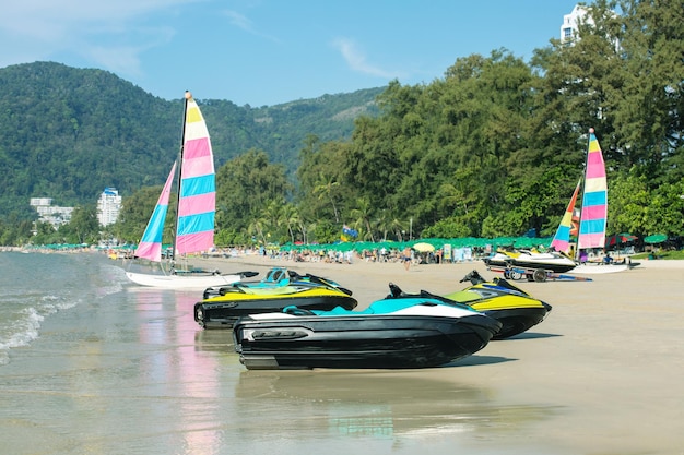 Vacaciones tropicales y deportes acuáticos en la isla de Phuket, Tailandia