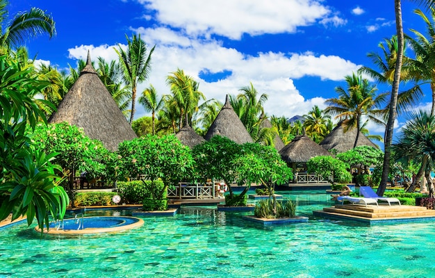 Foto vacaciones tropicales exóticas. spa de lujo con piscina en isla mauricio
