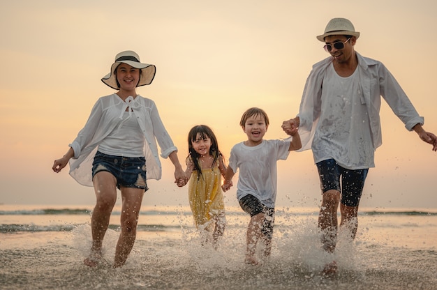 Vacaciones de vacaciones familiares asiáticos