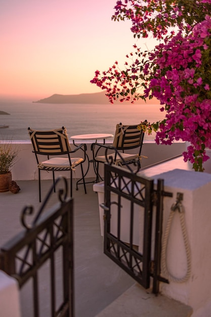 Vacaciones de verano al atardecer escénicas del famoso destino de lujo de Europa Arquitectura blanca en Santorini
