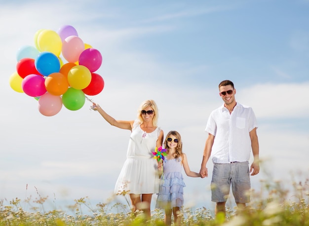 vacaciones de verano, celebración, niños y concepto de personas - familia con globos de colores