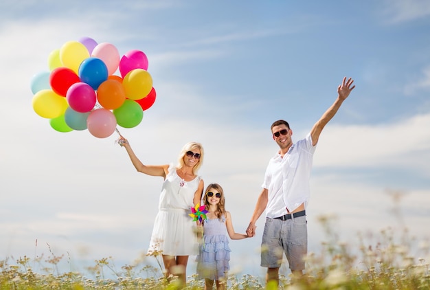 vacaciones de verano, celebración, niños y concepto de personas - familia con globos de colores