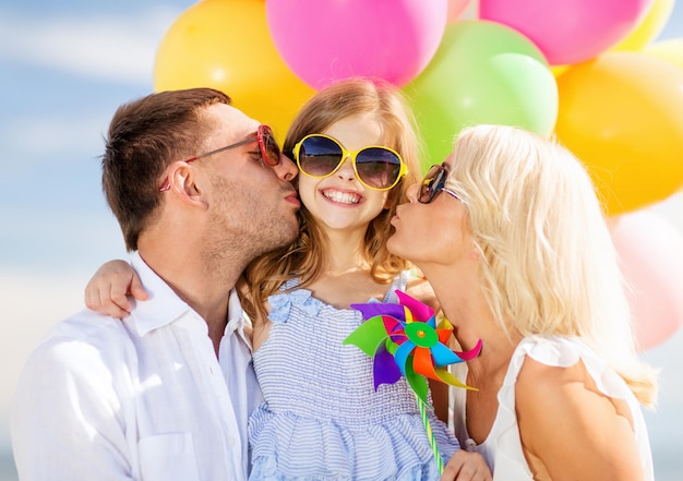 vacaciones de verano, celebración, niños y concepto de personas - familia con globos de colores