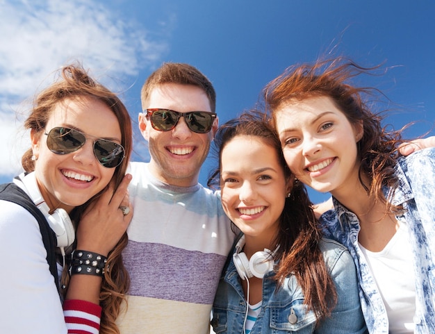 vacaciones de verano y concepto adolescente - grupo de adolescentes al aire libre