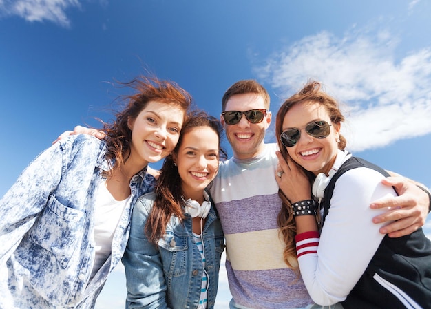 vacaciones de verano y concepto adolescente - grupo de adolescentes fuera