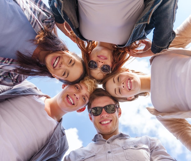 vacaciones de verano y concepto adolescente - grupo de adolescentes mirando hacia abajo