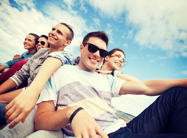 vacaciones de verano y concepto adolescente - grupo de adolescentes pasando el rato afuera