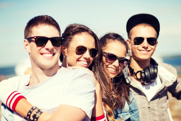 vacaciones de verano y concepto adolescente - grupo de adolescentes pasando el rato afuera