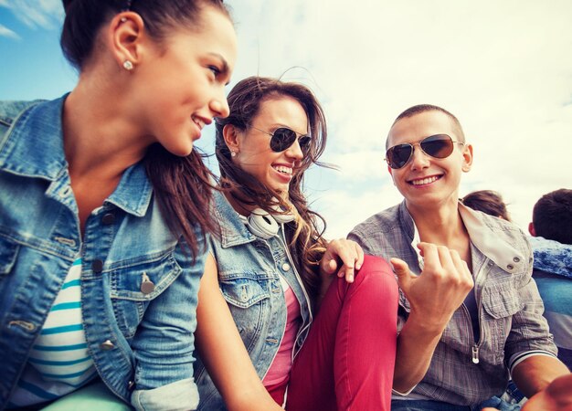 vacaciones de verano y concepto adolescente - grupo de adolescentes pasando el rato afuera