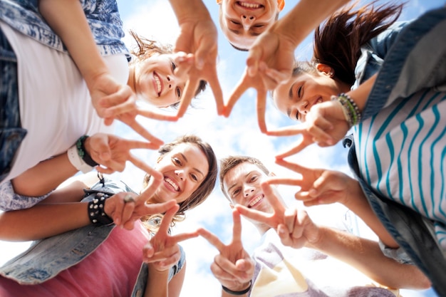 vacaciones de verano y concepto adolescente - grupo de adolescentes que muestran el dedo cinco gesto