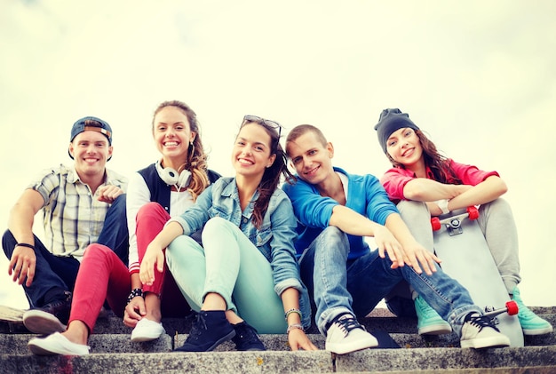 vacaciones de verano y concepto adolescente - grupo de adolescentes sonrientes colgando afuera