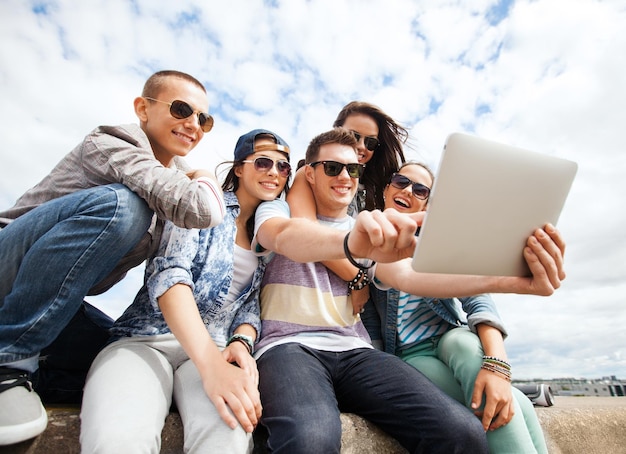 Vacaciones de verano, concepto de adolescente y tecnología - grupo de adolescentes tomando fotografías con tablet pc