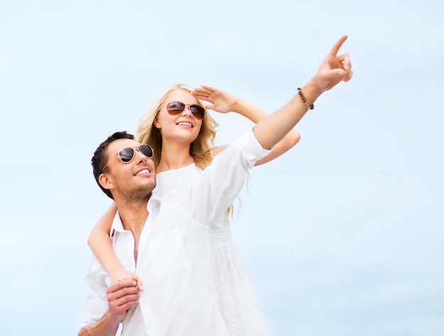 vacaciones de verano y concepto de citas - pareja en sombras al lado del mar