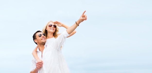 vacaciones de verano y concepto de citas - pareja en sombras al lado del mar