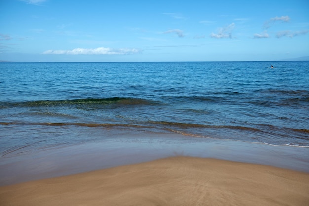 Vacaciones de verano, fondo de vacaciones de una playa tropical y mar azul. Playa de Hawaii.