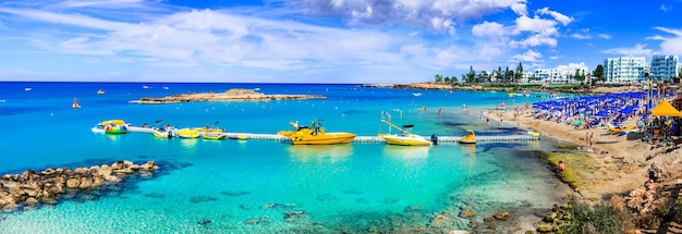 Foto vacaciones de verano en la isla de chipre. protaras, bahía de la higuera