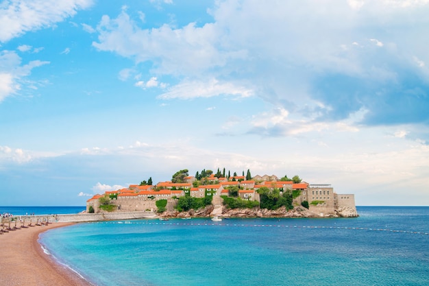 Vacaciones de verano en la isla paradisíaca en el mar Adriático en Montenegro