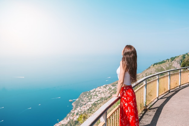 Vacaciones de verano en Italia. Mujer joven en la aldea de Positano, Costa de Amalfi, Italia