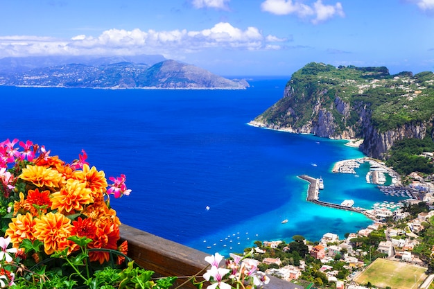 Vacaciones de verano italianas. Hermosa isla de Capri, Campania, Italia