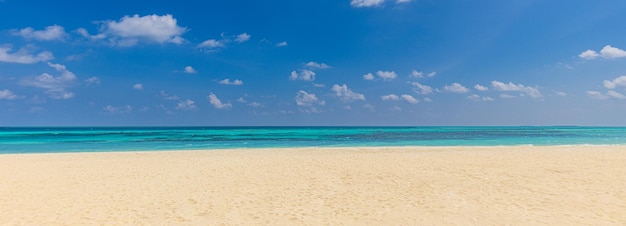 Vacaciones de verano en el Mediterráneo, fondo de vacaciones. Banner de playa tropical mar azul y nubes blancas