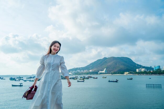 Vacaciones de verano Mujeres asiáticas sonrientes relajándose y caminando de pie en la playa Vung Tau tan feliz