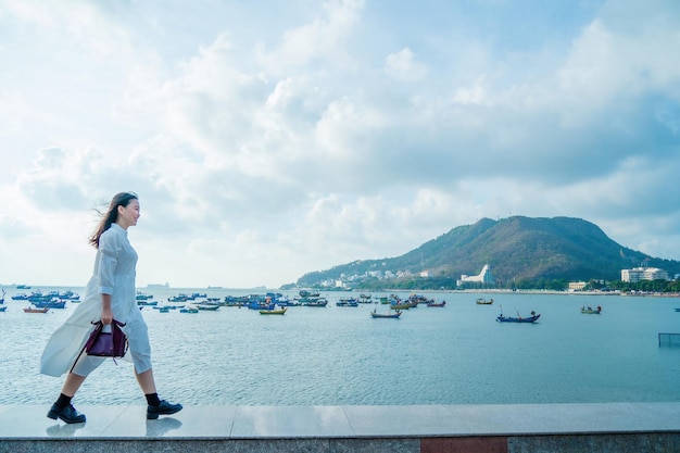 Vacaciones de verano Mujeres asiáticas sonrientes relajándose y caminando de pie en la playa Vung Tau tan feliz