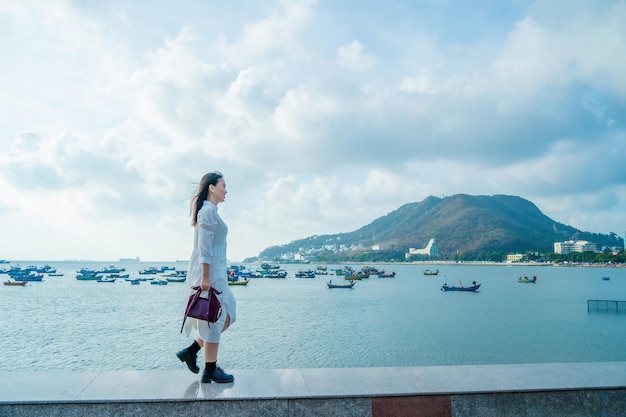 Vacaciones de verano Mujeres asiáticas sonrientes relajándose y caminando de pie en la playa Vung Tau tan feliz