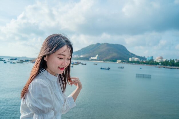 Vacaciones de verano Mujeres asiáticas sonrientes relajándose y caminando de pie en la playa Vung Tau tan feliz