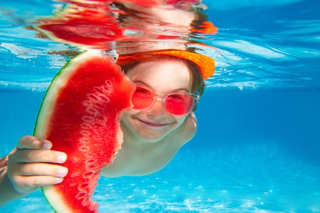 Vacaciones de verano con niño niño nadando en la piscina bajo el agua niño niño nadar bajo el agua en el mar verano