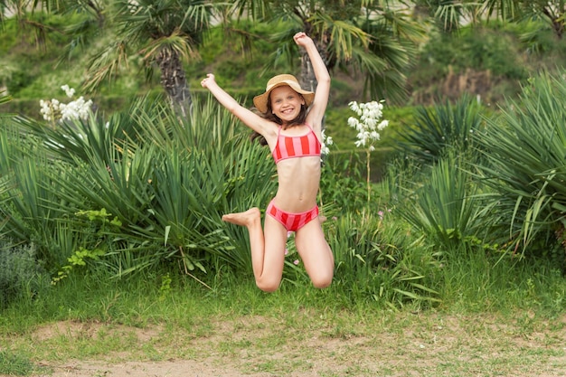 Vacaciones de verano para niños en la playa tropical en el mar en verano soleado Chica tropical alegre en tropical