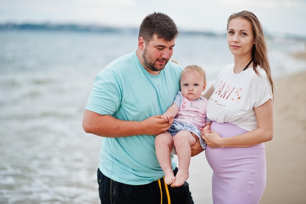 Vacaciones de verano Padres y personas actividad al aire libre con niños Felices vacaciones en familia Padre madre embarazada hija en la playa de arena de mar