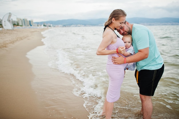 Vacaciones de verano Padres y personas actividad al aire libre con niños Felices vacaciones en familia Padre madre embarazada hija en la playa de arena de mar