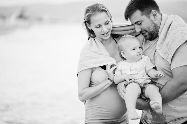 Vacaciones de verano Padres y personas actividad al aire libre con niños Felices vacaciones en familia Padre madre embarazada hija en la playa de arena de mar