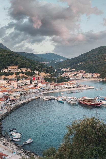 Vacaciones de verano en Parga Preveza Thesprotia Grecia Epiro vista desde el castillo veneciano de Parga