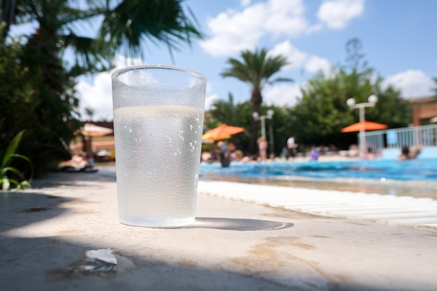 Vacaciones de verano en la piscina al aire libre. el descanso es todo incluido. no beber bebidas gaseosas.