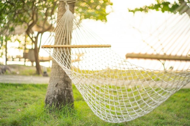 Vacaciones de verano en la playa con hamaca en la vista del jardín.